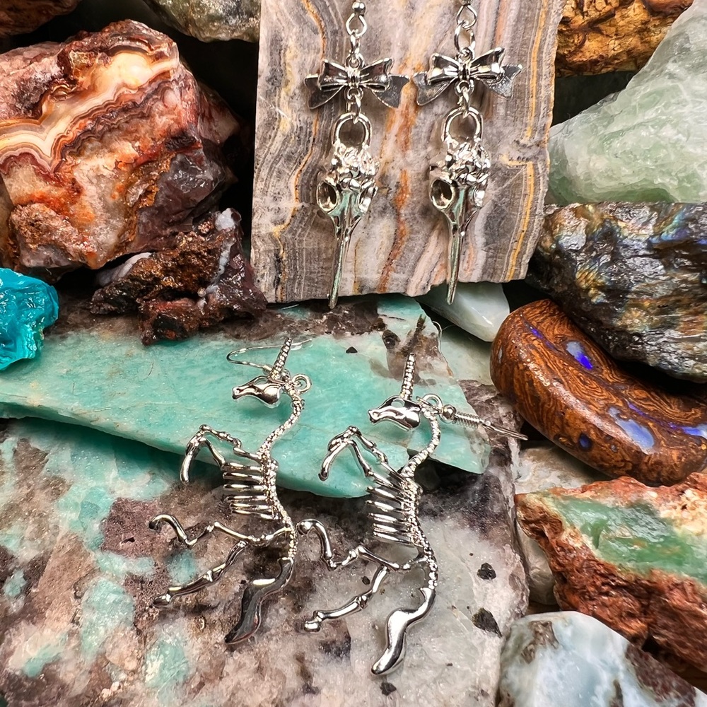 Raven skull & unicorn skeleton earrings lot (Z-6)